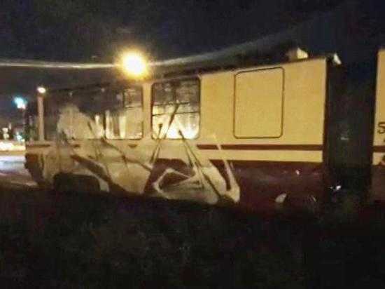 Хулиганы попытались разрисовать трамвай граффити на Придорожной аллее