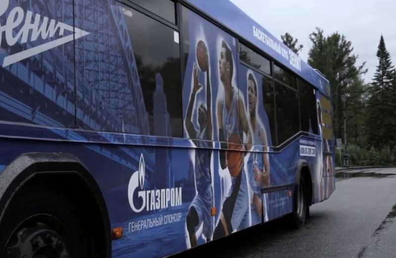 Фирменный автобус баскетбольного "Зенита" выехал на улицы Петербурга