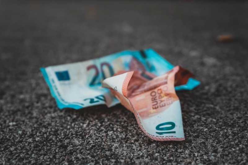 Курс евро превысил 90 рублей впервые за четыре года