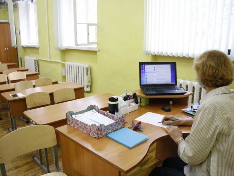 Лучшие учителя Петербурга получат премии в 200 тысяч рублей