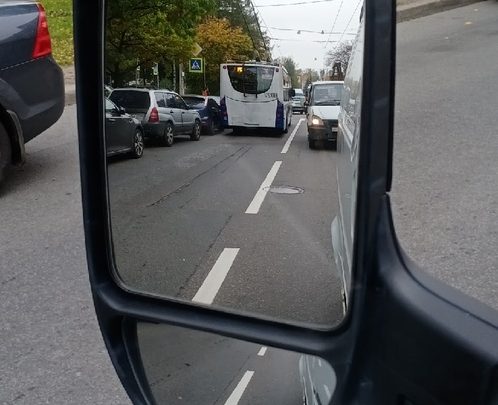 ДТП на Курчатова между Тореза и Жака Дюкло. 1 полоса занята, троллейбусы стоят