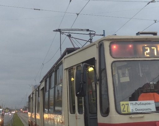 Около станции метро Проспект Большевиков произошел обрыв контактного провода, парализовано движение трамваев
