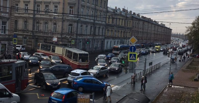 Перекрёсток ул. Комсомола и ул. Академика Лебедева почти полностью перекрыт трамваем. Поворот налево с…