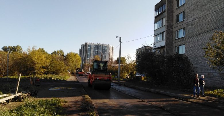 Жители Русановской не верят своим глазам: на улице кладут асфальт Из-за ужасающих ям и…