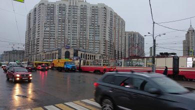 На перекрестке Коломяжского и Испытателей автобус притёр трамвай, трамвай перекрыл Коломяжский. Гармошка, видимо, пыталась…