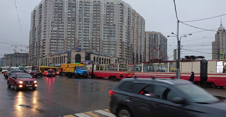 На перекрестке Коломяжского и Испытателей автобус притёр трамвай, трамвай перекрыл Коломяжский. Гармошка, видимо, пыталась…