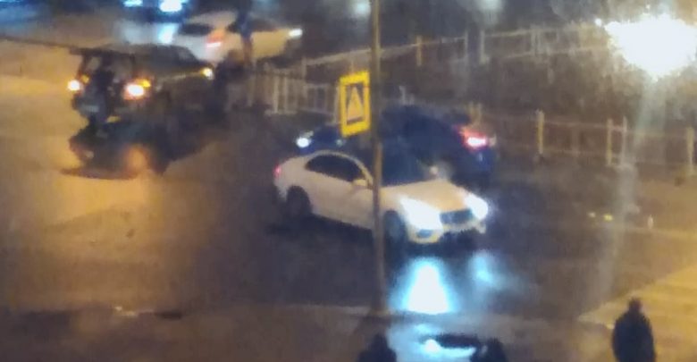 На перекрестке пр Ветеранов и солдата Корзуна дтп. Белый седан и черный внедорожник почти…