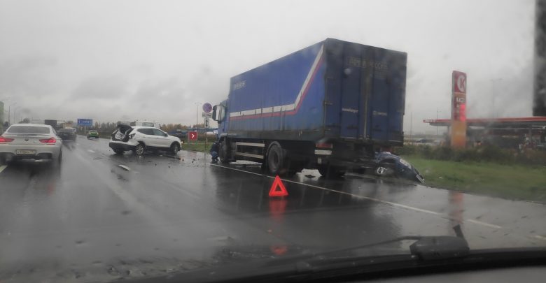 Авария из трёх участников на Пулковском шоссе в сторону города напротив заправки Серкл Кей