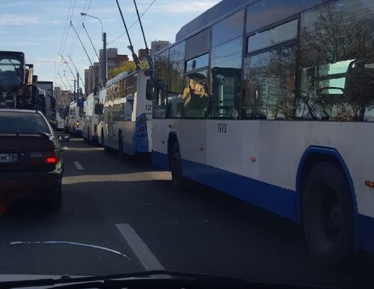 На Ветеранов в сторону Маршала Жукова. стоят троллейбусы из-за ДТП, между маршруткой и легковушкой……