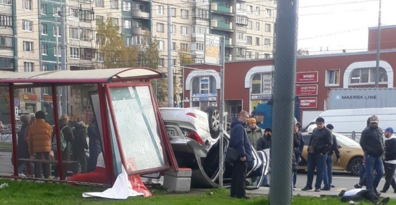 Новости нашего мегаполиса: 1. Hyundai влетел в автобусную остановку и перевернулся. Пострадали жених и…