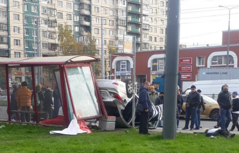 Новости нашего мегаполиса: 1. Hyundai влетел в автобусную остановку и перевернулся. Пострадали жених и…