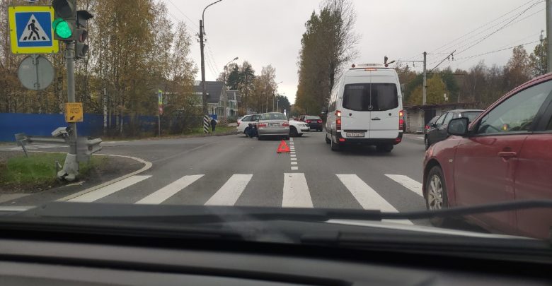 Авария в Ольгино на пересечении Приморского шоссе и Коннолахтинского проспекта между Фиатом и Шкодой