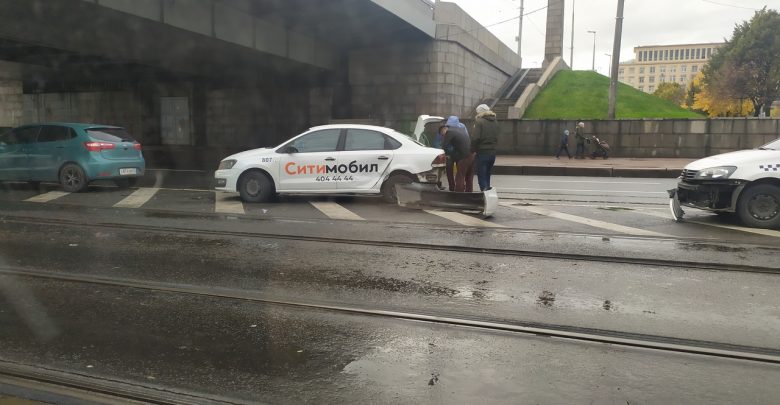 Два Ситимобиля оторвали друг другу бамперы под Володарский мостом