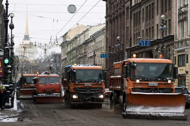 На дороги Петербурга после снегопада вышло более 500 уборочных машин
