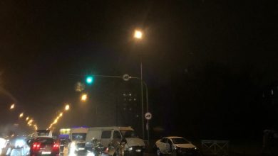 Авария между Газелью и КИА на пересечении Октябрьской набережной и Новосаратовской улицы. Спасательные службы…