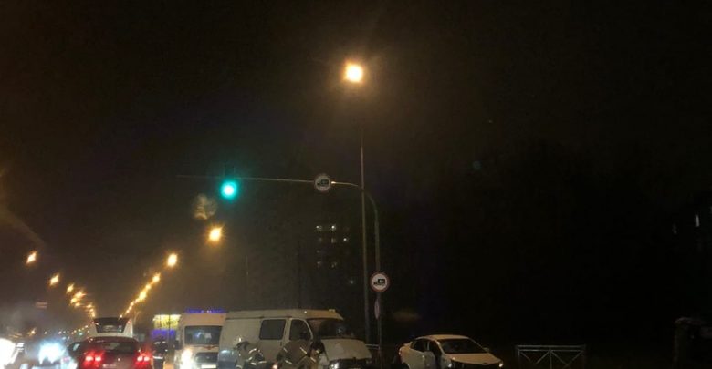 Авария между Газелью и КИА на пересечении Октябрьской набережной и Новосаратовской улицы. Спасательные службы…
