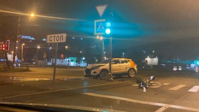 Каршеринг сломал дорожный знак на перекрёстке проспекта Юрия Гагарина и улицы Типанова