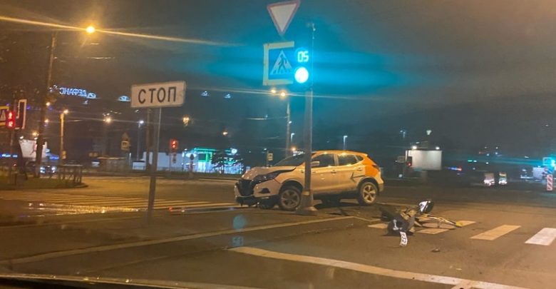 Каршеринг сломал дорожный знак на перекрёстке проспекта Юрия Гагарина и улицы Типанова