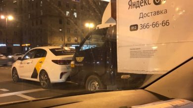 Два Яндекса нашли друг друга на повороте с Типанова на Московский проспект