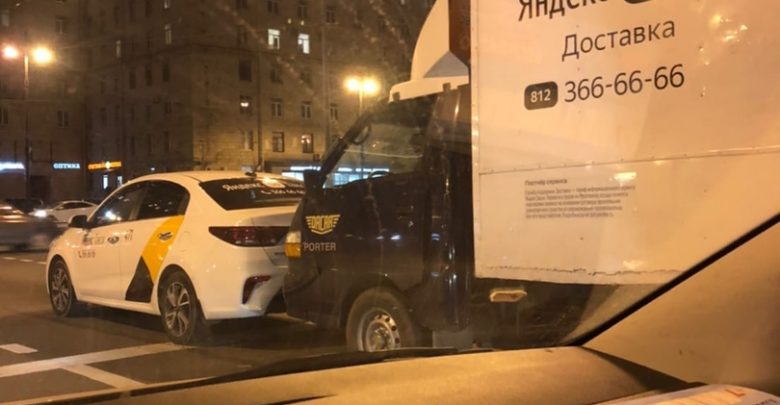 Два Яндекса нашли друг друга на повороте с Типанова на Московский проспект