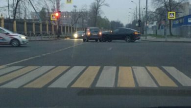 Рено и БМВ встретились на перекрестке Спортивной улицы и Крестовского проспекта, Ждут ДПС