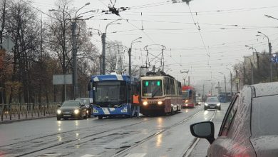 Троллейбус прижался к трамваю на проспекте Добролюбова, перед улицей Сперанского. Коллапс начинается