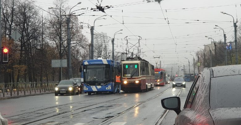 Троллейбус прижался к трамваю на проспекте Добролюбова, перед улицей Сперанского. Коллапс начинается
