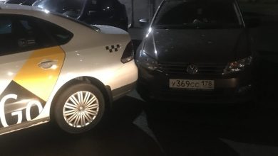 Во дворе дома 10 по улице Бутлерова водитель Яндекс такси припарковался в стоящий автомобиль…