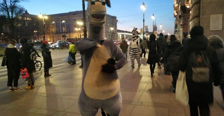 Жители Петербурга пожаловались на «коронавирусных» коней на Невском. По словам горожан, аниматоры внаглую пристают…