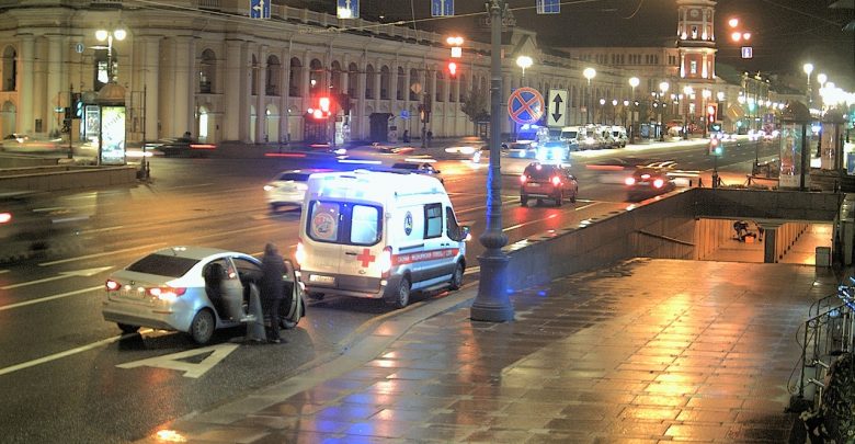 Около часа ночи на Невском проспекте в подземном переходе упал человек, прохожие вызвали скорую,…