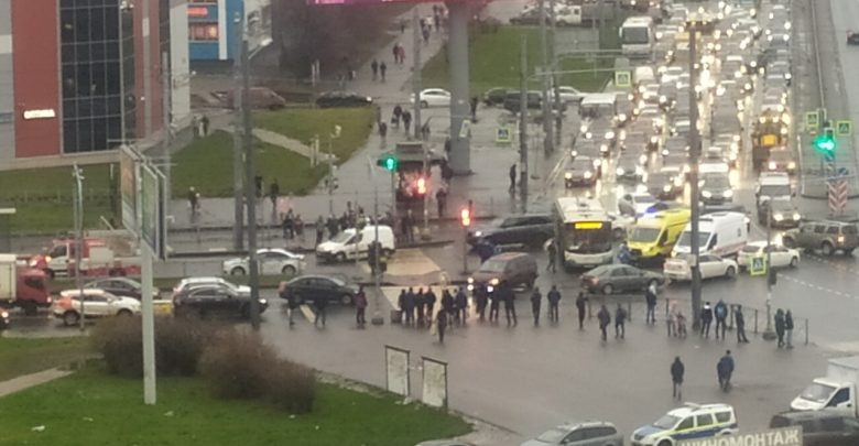Автобус и легковая столкнулись на перекрестке Индустриального и Косыгина. Собирается пробка