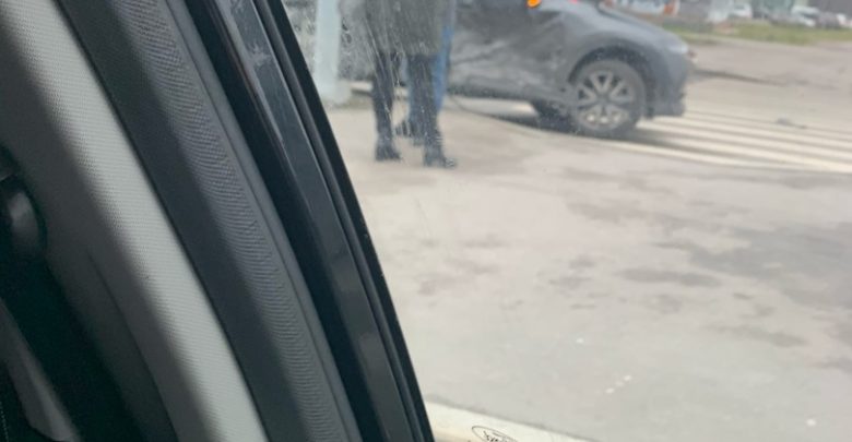 Мазда, разворачиваясь по Героев не пропустила седан с моста Кадырова