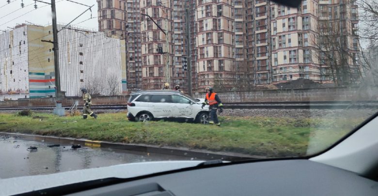 На улице Матроса Железняка, у перехода через железнодорожные пути тест-драйвовская Пежо вылетела на обочину,…