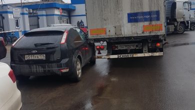 На проходной Кировского завода, на Корабельной, Грузовик совершая маневры задел припаркованную машинку Форд
