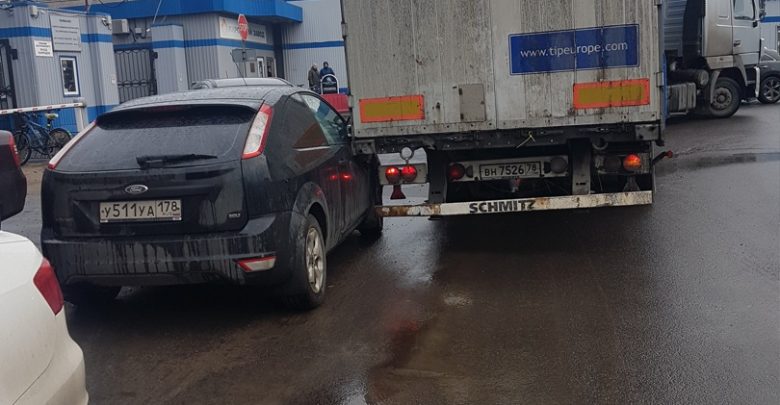 На проходной Кировского завода, на Корабельной, Грузовик совершая маневры задел припаркованную машинку Форд