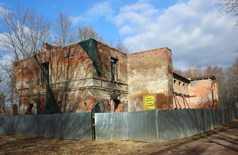 Руины усадьбы Зубовых "Отрада" в Ломоносове выставили на продажу за 10 млн рублей