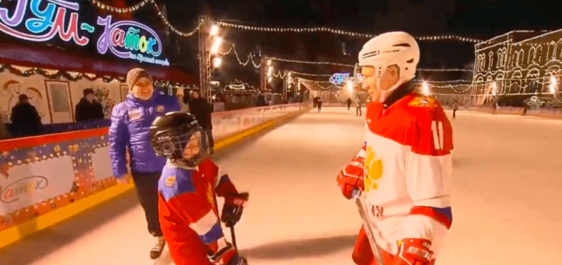 Путин сыграл в хоккей с девятилетним мальчиком из Челябинска у Кремля