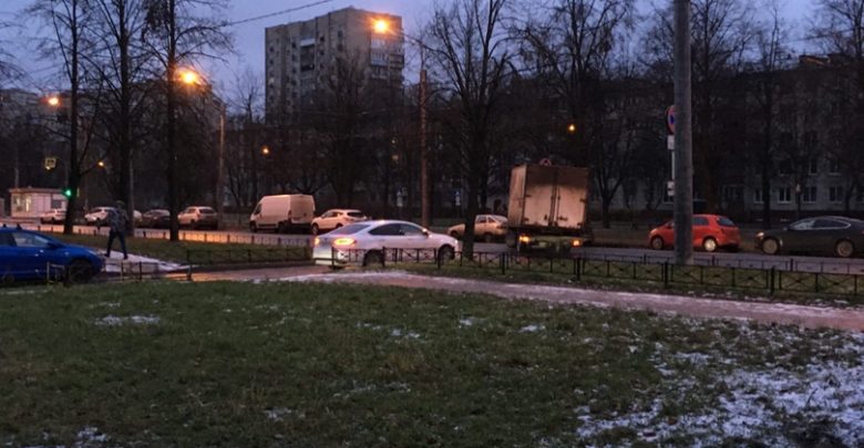 Сегодня в 9:23 грузовой фургон повредил припаркованный SUZUKI (Т618АУ98) на пр. Космонавтов 65/1 и…