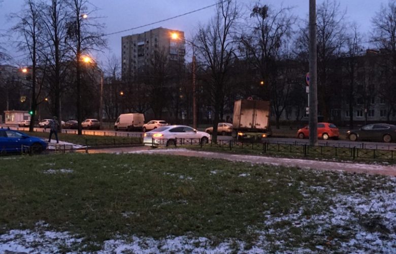 Сегодня в 9:23 грузовой фургон повредил припаркованный SUZUKI (Т618АУ98) на пр. Космонавтов 65/1 и…
