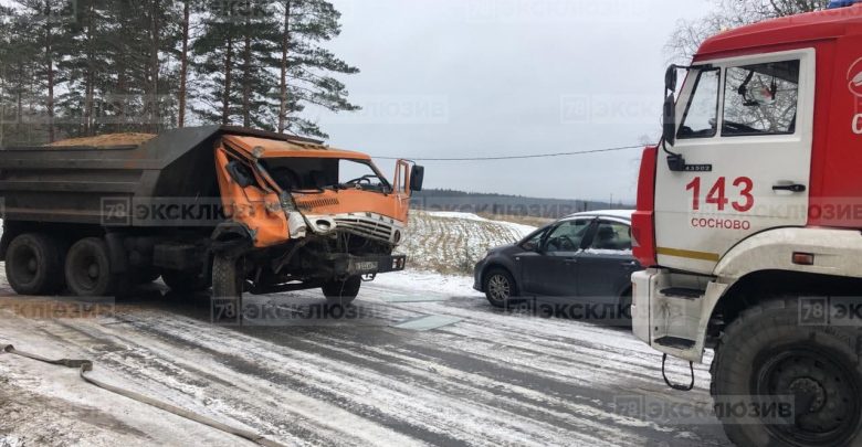 В Приозерском районе Ленобласти столкнулись три грузовых автомобиля: два «КамАЗа» и Volvo. В результате…