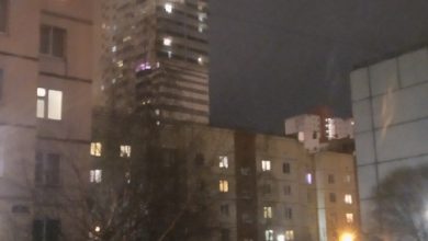 В Шушарах на верхнем этаже одного из домов человек три раза посветил фонарём, стучит…