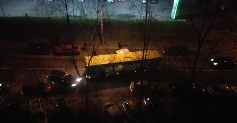 В 17:00 на пересечении Симонова и Прокофьева столкнулись автобус и белый кроссовер. Видимо на…