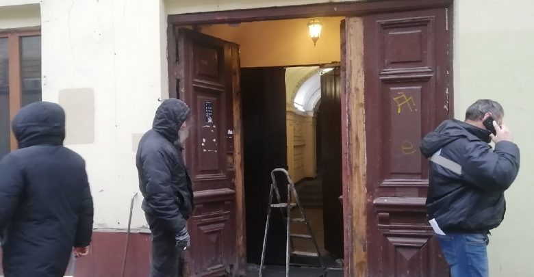 Сегодня [id602398921|Ярослав] приостановил демонтаж исторических деревянных дверей с заменой на уродливую металлическую подделку. Полицию…