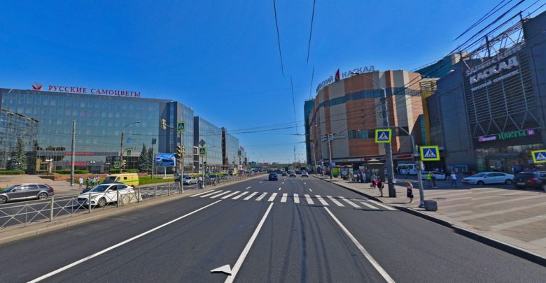 На перекрестке дублёра проспекта Стачек и улицы Маршала Казакова не так давно установили светофор….
