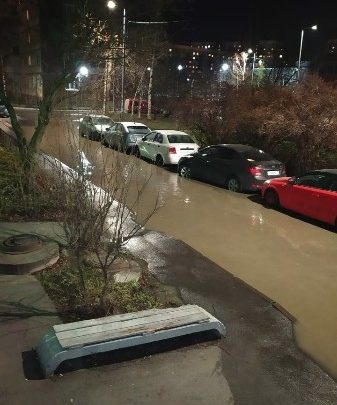 На улице Латышских Стрелков настоящий потоп Звонили в 19:50 когда вода еще не попадала…