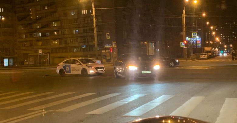 Такси и БМВ стоят в ДТП на перекрёстке Нахимова и Наличной