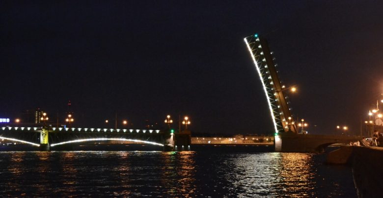 В Петербурге продолжается технологическая разводка мостов, несмотря на то, что сезон навигации уже закончен….