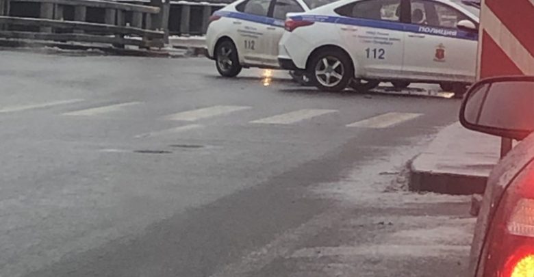 На Обводном канале при повороте на Митрофаньевское, БМВ протаранил полицейскую машину