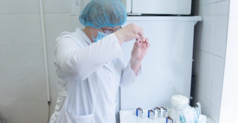 В Петербурге 120 учителей сделали прививку от коронавируса в первый день вакцинации работников образовательной…