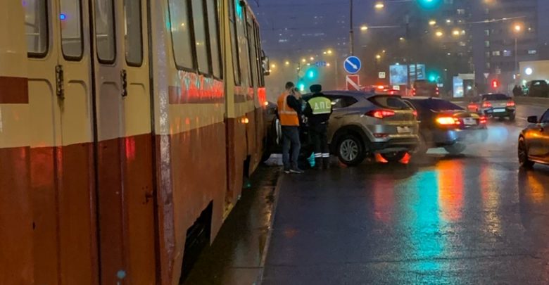 Трамваи у м. Приморская стоят из-за аварии